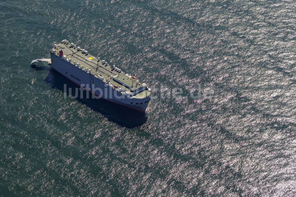 Luftaufnahme Wangerooge - Autotransporter- Frachtschiff Ocean Highway Panamar vor der Küste von Wangerooge in der Nordsee im Bundesland Niedersachsen