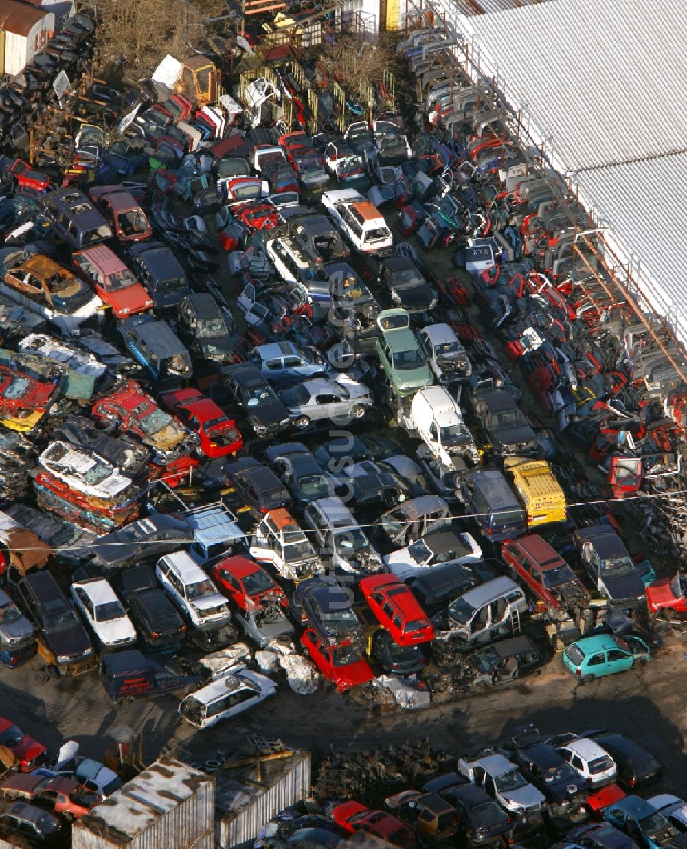 Bochum von oben - Autoverwertung und Auto- Verschrottung im Gewerbegebiet Carolinenglück Hordel in Bochum im Bundesland Nordrhein-Westfalen