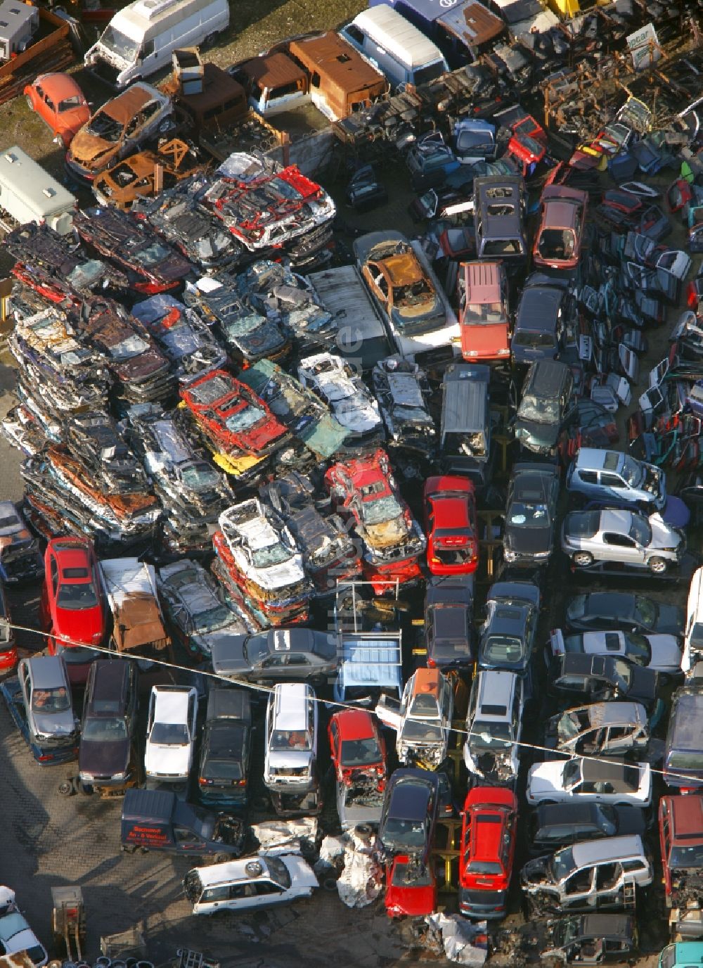 Bochum aus der Vogelperspektive: Autoverwertung und Auto- Verschrottung im Gewerbegebiet Carolinenglück Hordel in Bochum im Bundesland Nordrhein-Westfalen