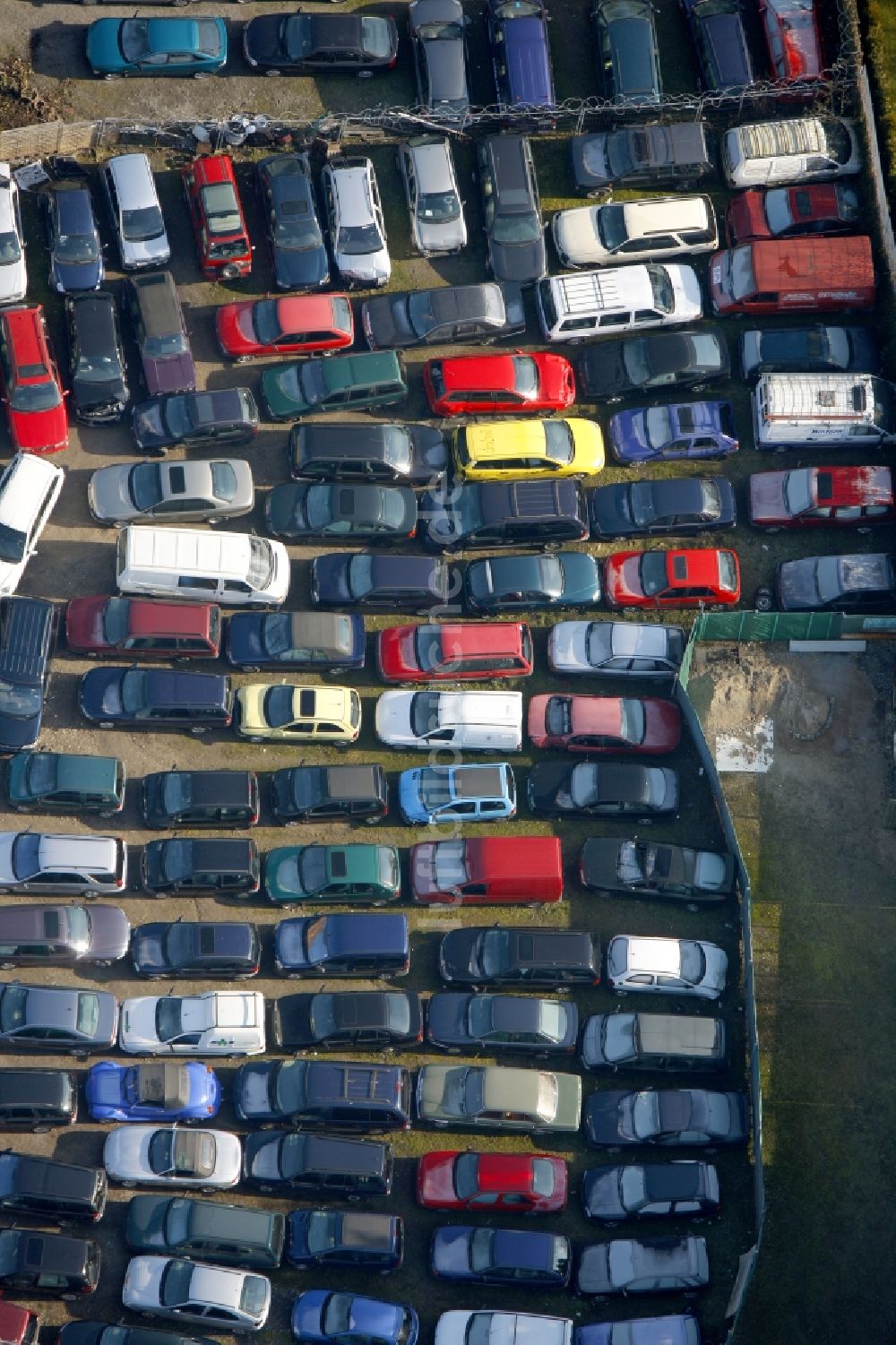 Bochum von oben - Autoverwertung und Auto- Verschrottung im Gewerbegebiet Carolinenglück Hordel in Bochum im Bundesland Nordrhein-Westfalen