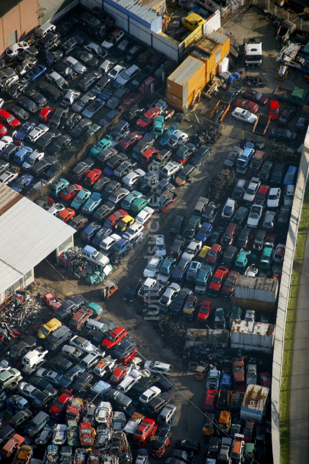 Bochum aus der Vogelperspektive: Autoverwertung und Auto- Verschrottung im Gewerbegebiet Carolinenglück Hordel in Bochum im Bundesland Nordrhein-Westfalen