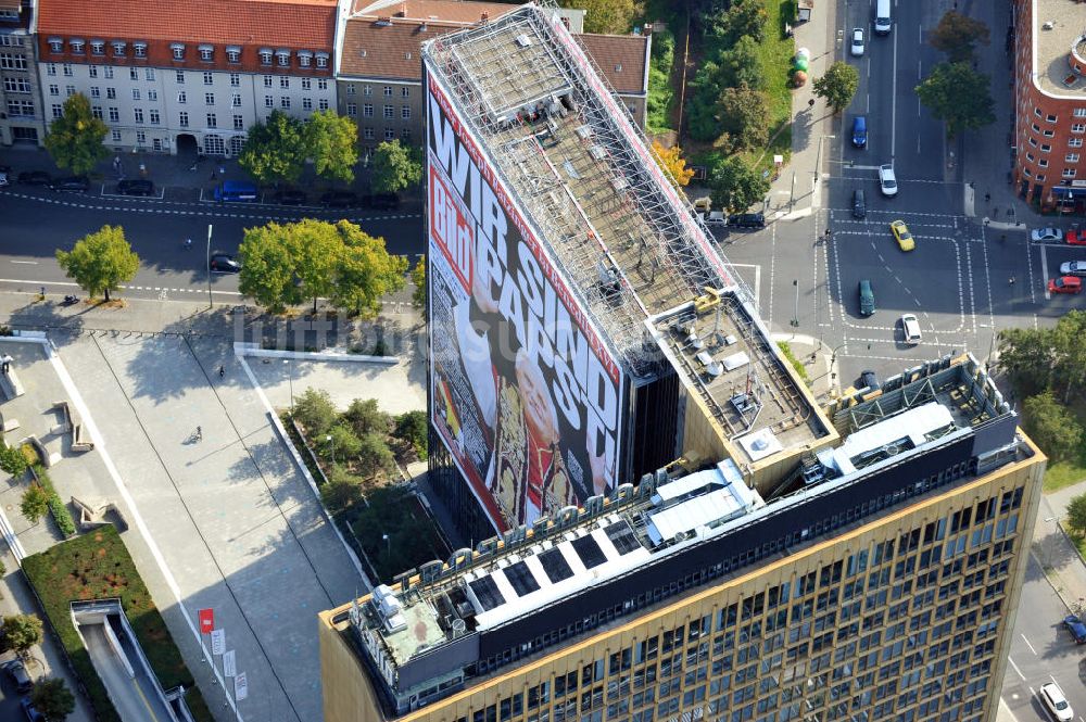 Luftbild Berlin Kreuzberg - Axel-Springer-Haus mit Papst-Plakat in Berlin-Kreuzberg