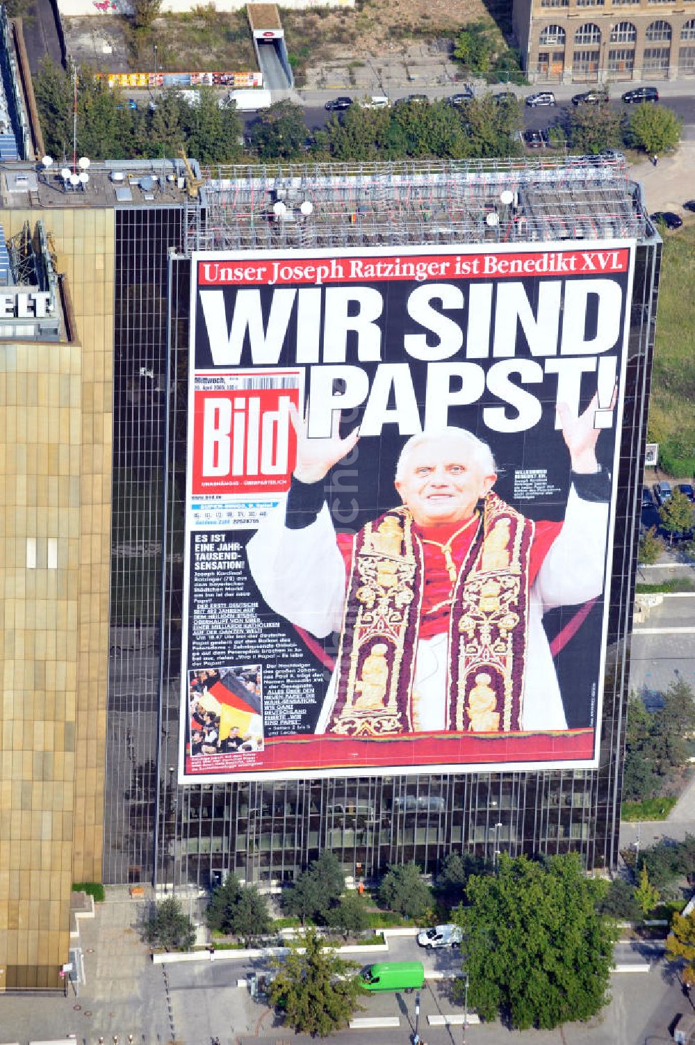 Berlin Kreuzberg aus der Vogelperspektive: Axel-Springer-Haus mit Papst-Plakat in Berlin-Kreuzberg