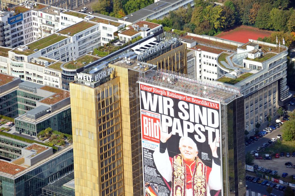 Luftaufnahme Berlin Kreuzberg - Axel-Springer-Haus mit Papst-Plakat in Berlin-Kreuzberg