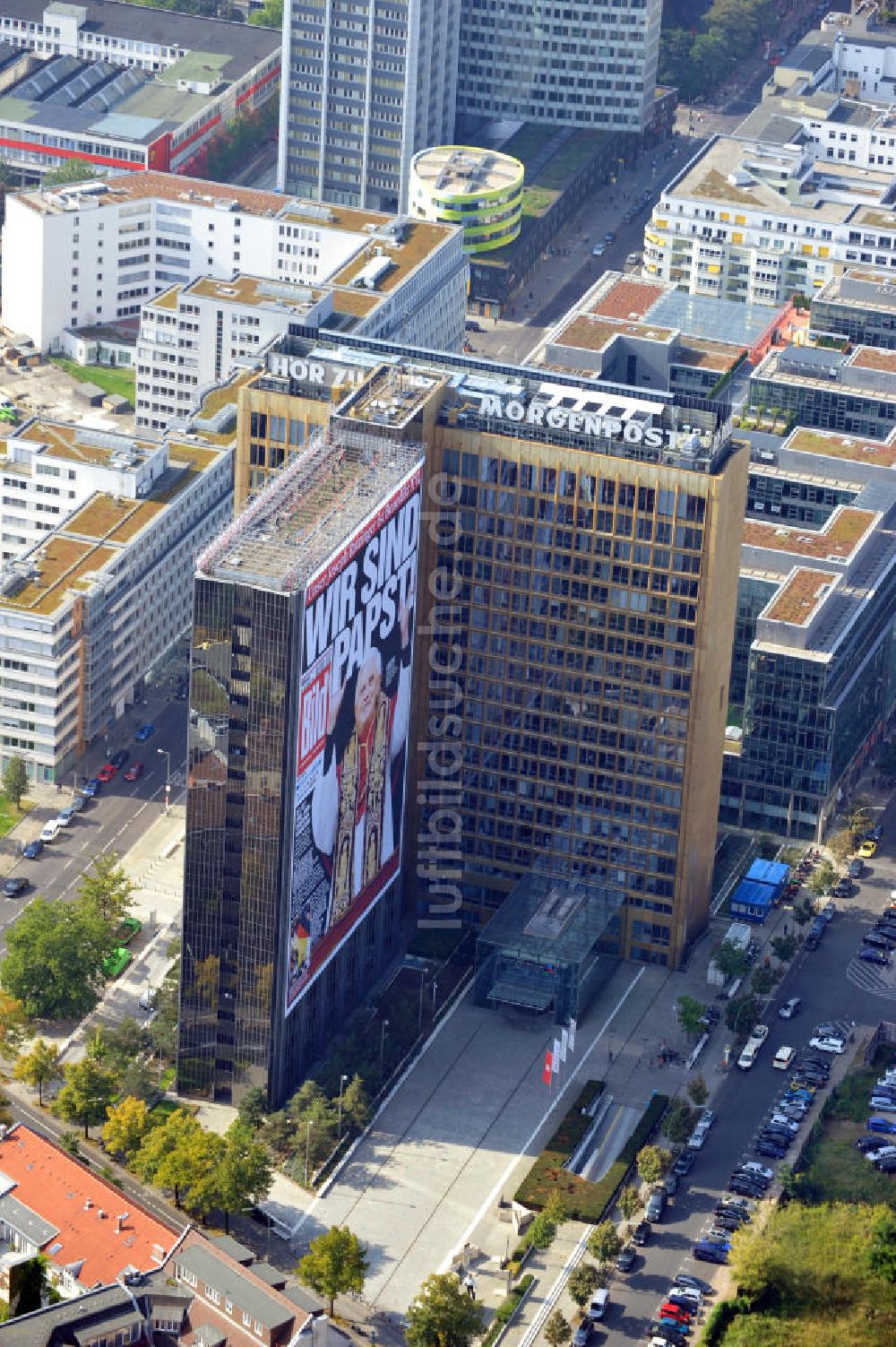 Berlin Kreuzberg von oben - Axel-Springer-Haus mit Papst-Plakat in Berlin-Kreuzberg