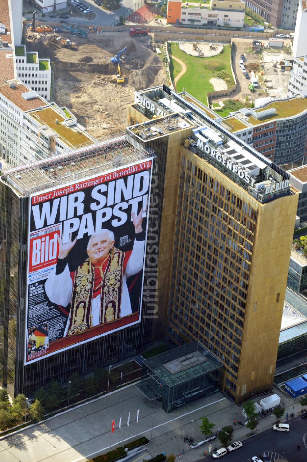 Luftbild Berlin Kreuzberg - Axel-Springer-Haus mit Papst-Plakat in Berlin-Kreuzberg