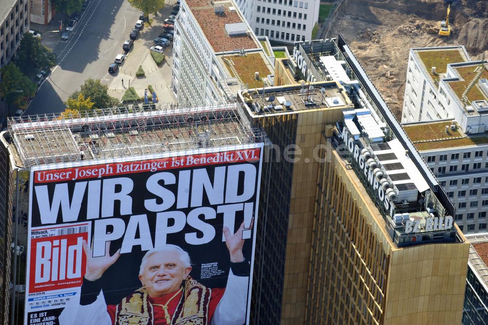 Luftaufnahme Berlin Kreuzberg - Axel-Springer-Haus mit Papst-Plakat in Berlin-Kreuzberg