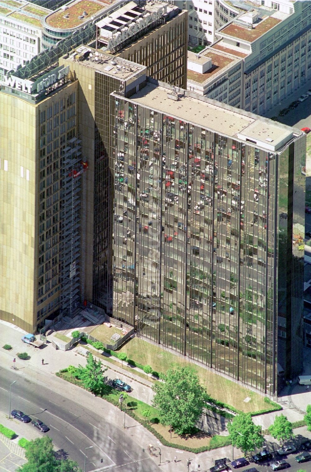 Luftbild Berlin Kreuzberg - Axel-Springer-Hochhaus, ein Verlagsgebäude des Medienkonzern Axel Springer AG In Berlin - Kreuzberg