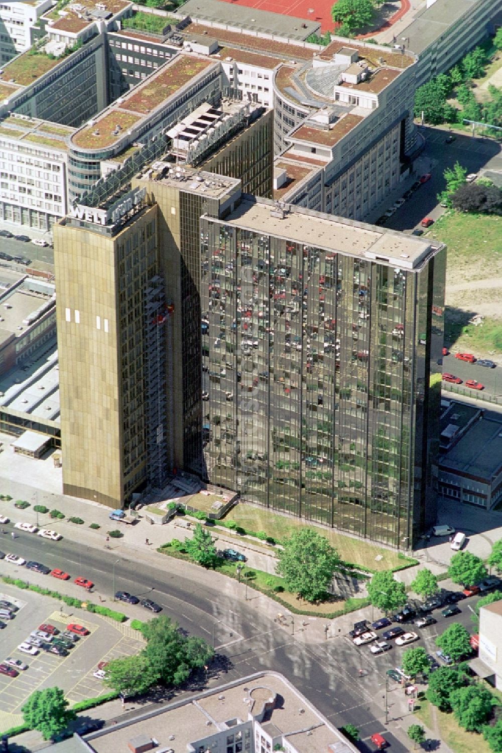 Luftaufnahme Berlin Kreuzberg - Axel-Springer-Hochhaus, ein Verlagsgebäude des Medienkonzern Axel Springer AG In Berlin - Kreuzberg