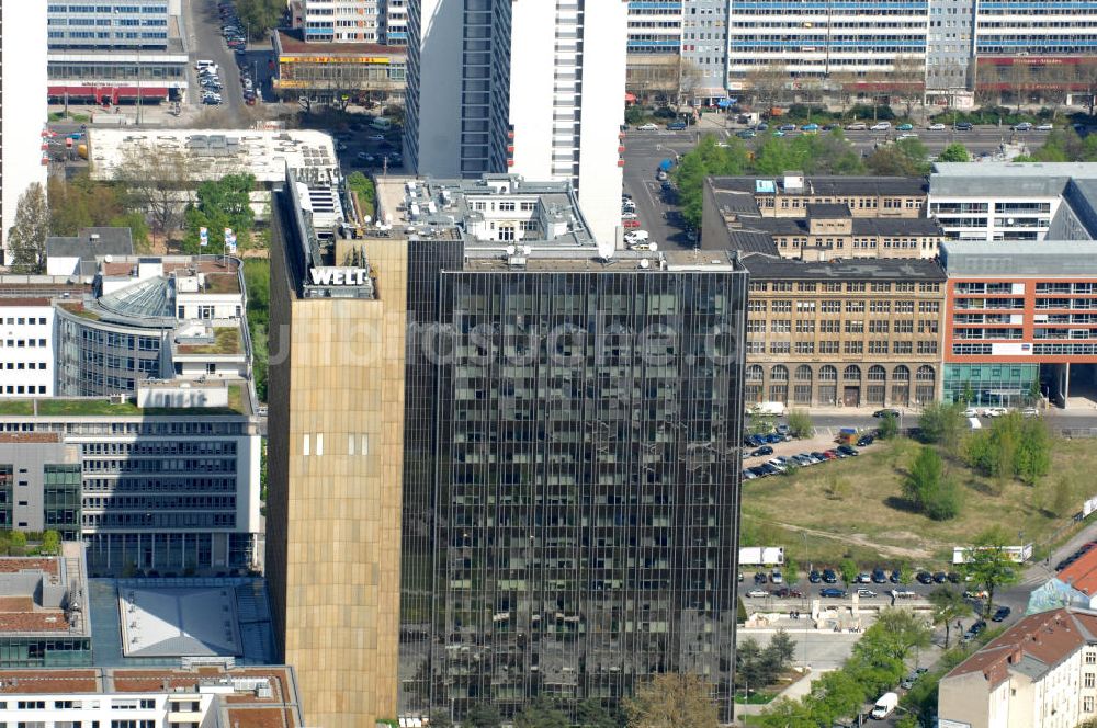 Berlin von oben - Axel Springer AG, Ullsteinhalle, Mosse Zentrum und Courtyard Berlin City Hotel in Berlin-Kreuzberg