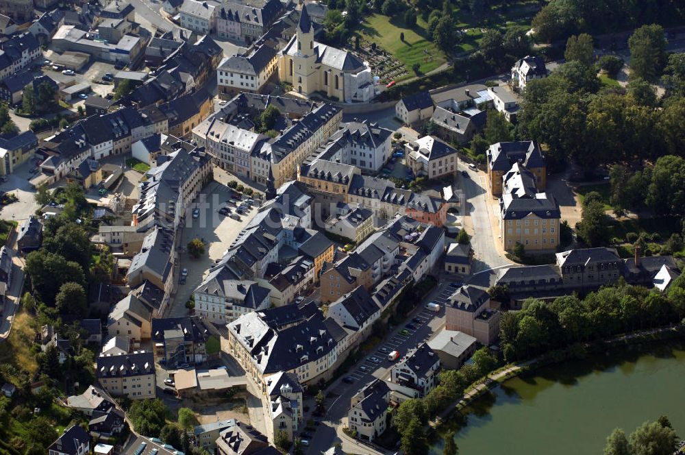 Bad Lobenstein aus der Vogelperspektive: Bad Lobenstein mit St. Michaelis Kirche, der Alte Turm und Teich