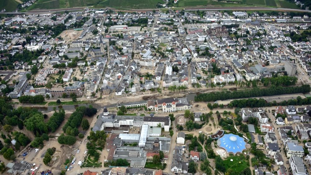 Bad Neuenahr-Ahrweiler aus der Vogelperspektive: Bad Neuenahr-Ahrweiler nach der Hochwasserkatastrophe im Ahrtal diesen Jahres im Bundesland Rheinland-Pfalz, Deutschland