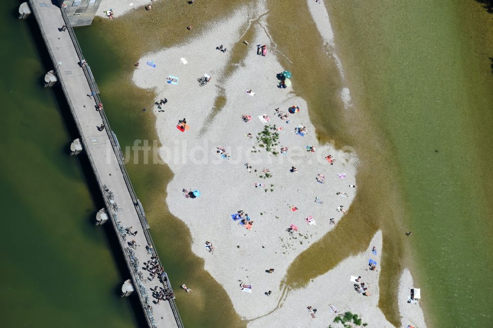 Luftbild München - Bade- und Sonnenbad- Besuchsandrang am Flußverlauf der Isar in München im Bundesland Bayern, Deutschland