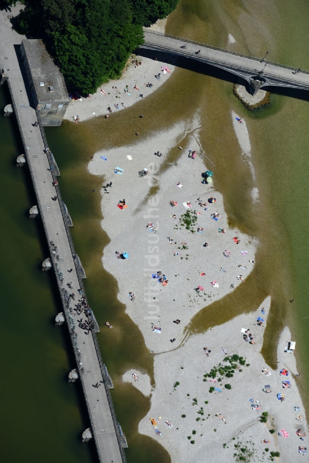 Luftaufnahme München - Bade- und Sonnenbad- Besuchsandrang am Flußverlauf der Isar in München im Bundesland Bayern, Deutschland