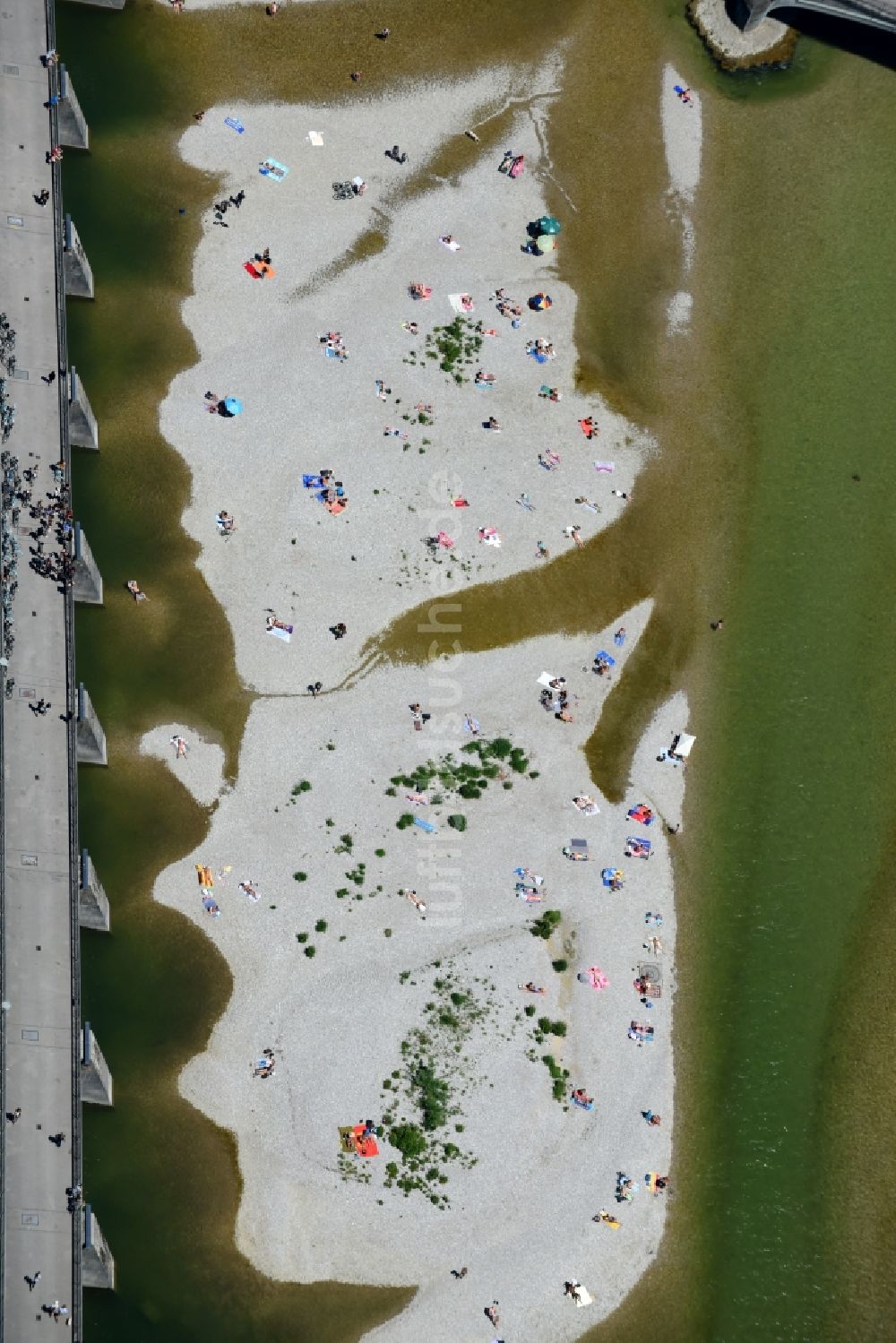 München aus der Vogelperspektive: Bade- und Sonnenbad- Besuchsandrang am Flußverlauf der Isar in München im Bundesland Bayern, Deutschland