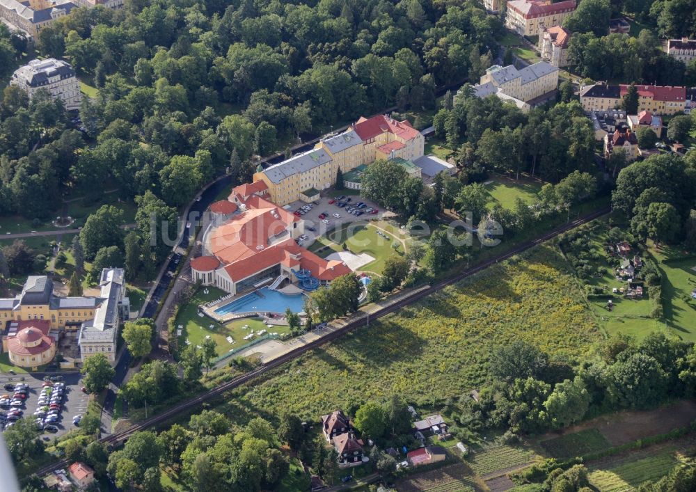 Františkovy Lázn? aus der Vogelperspektive: Badeanstalt Aquazentrum in Františkovy Lázn? (Franzensbad) in Karlovarský kraj, Tschechische Republik