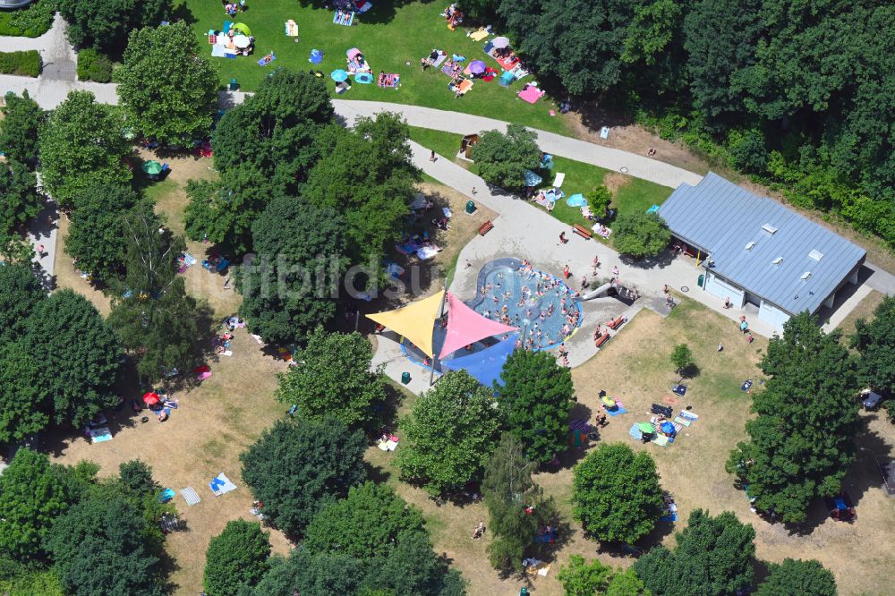 Roth aus der Vogelperspektive: Badebecken des Freibades Roth in Roth im Bundesland Bayern, Deutschland