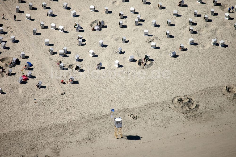 Luftbild Amrum - Badebetrieb am Sandstrand des Strandbereiches der Insel Amrum in der Nordsee im Bundesland Schleswig-Holstein