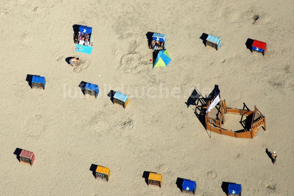 Amrum von oben - Badebetrieb am Sandstrand des Strandbereiches der Insel Amrum in der Nordsee im Bundesland Schleswig-Holstein