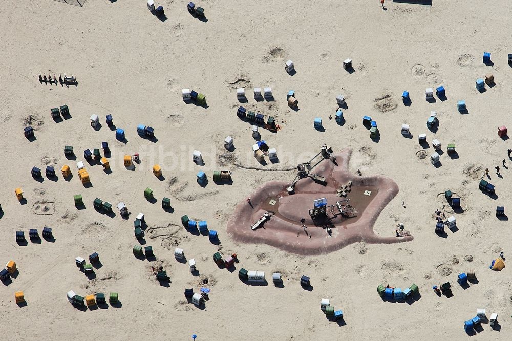 Amrum aus der Vogelperspektive: Badebetrieb am Sandstrand des Strandbereiches der Insel Amrum in der Nordsee im Bundesland Schleswig-Holstein