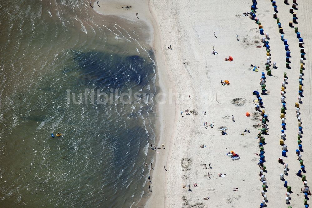 Luftaufnahme Amrum - Badebetrieb am Sandstrand des Strandbereiches der Insel Amrum in der Nordsee im Bundesland Schleswig-Holstein