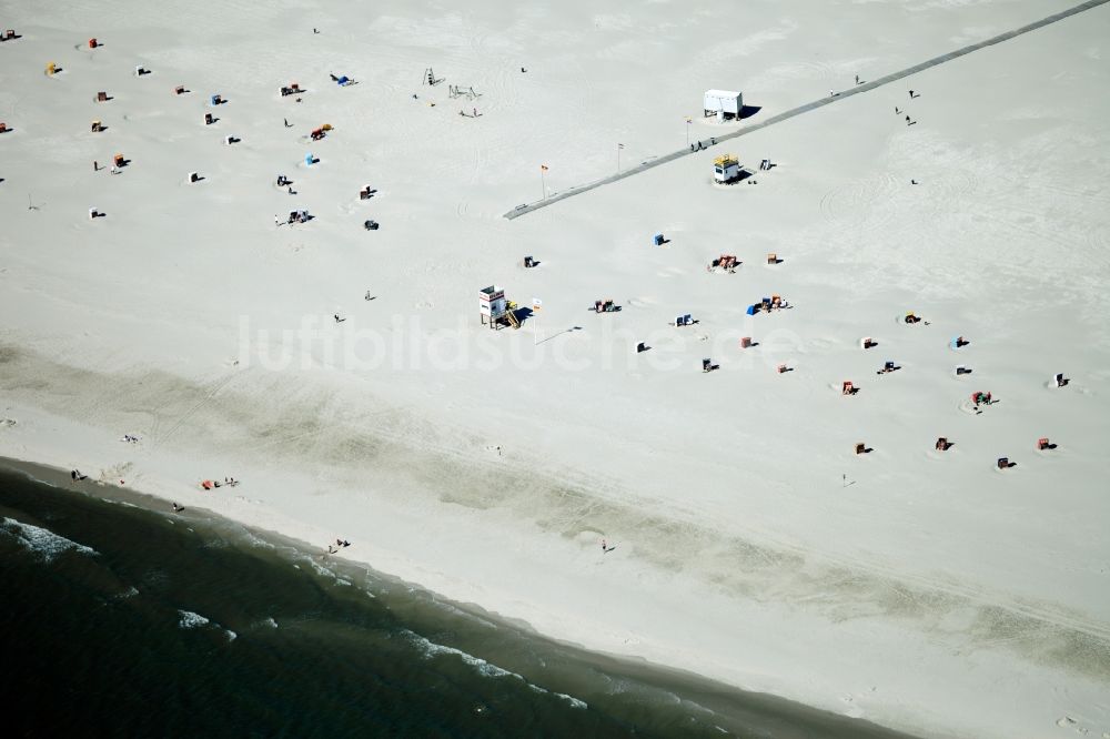 Amrum von oben - Badebetrieb am Sandstrand des Strandbereiches der Insel Amrum in der Nordsee im Bundesland Schleswig-Holstein