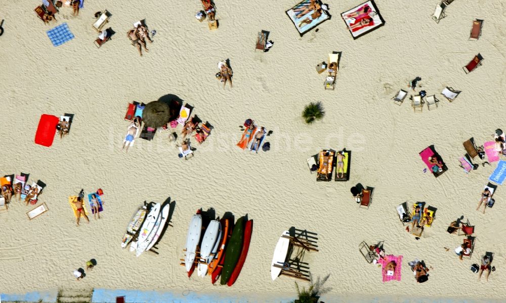 Essen aus der Vogelperspektive: Badegäste und Besucher am Sandstrand am Baldeneysee in Essen im Bundesland Nordrhein-Westfalen