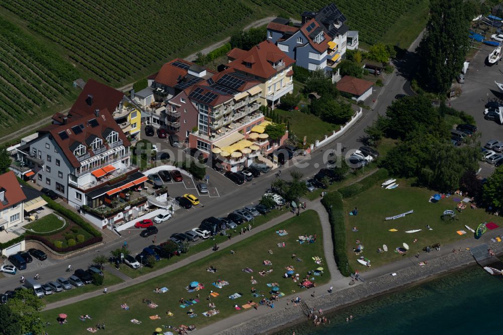 Meersburg aus der Vogelperspektive: Badegäste am Bodensee in Meersburg im Bundesland Baden-Württemberg, Deutschland