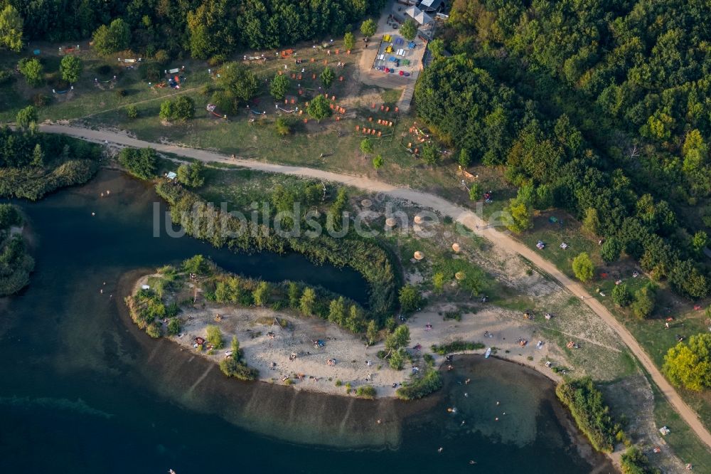 Luftaufnahme Leipzig - Badegäste am FKK- Strand des See Cospudener See in Leipzig im Bundesland Sachsen, Deutschland