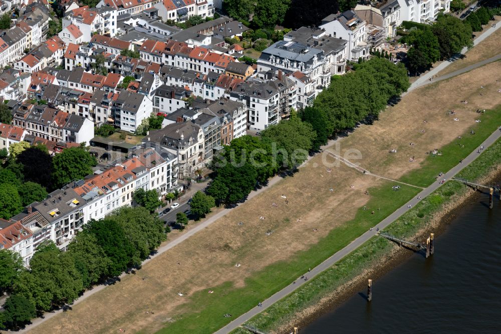 Bremen aus der Vogelperspektive: Badegäste am Flussverlauf der Weser in Bremen, Deutschland