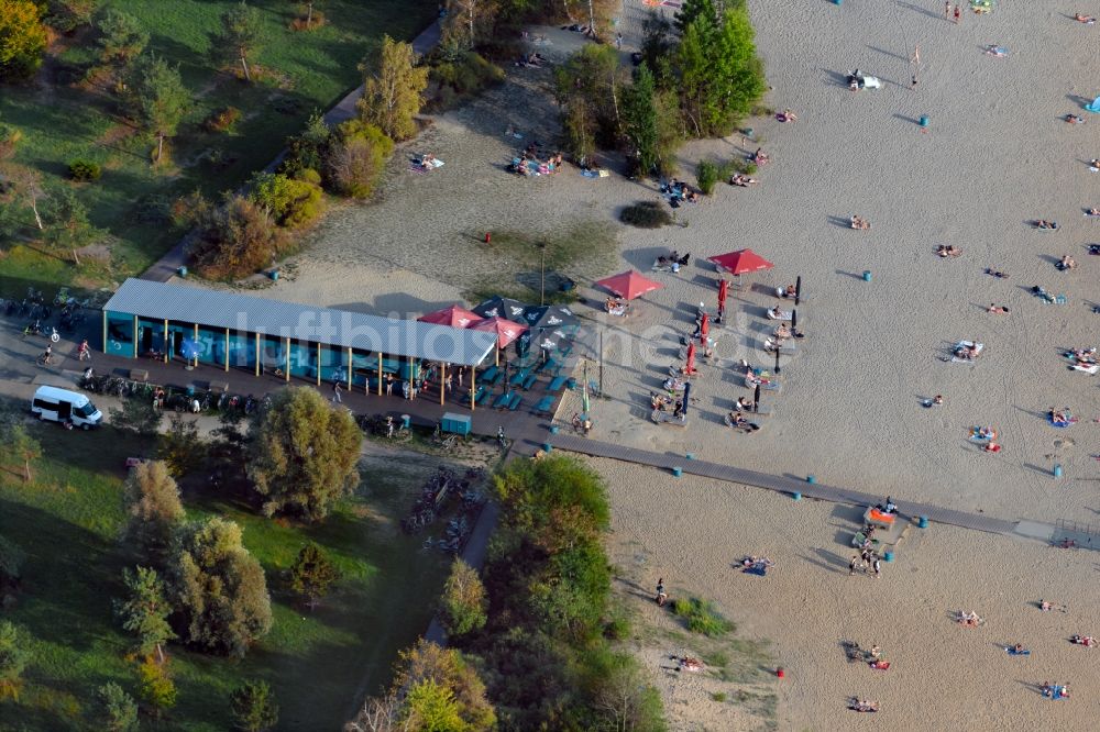 Luftaufnahme Leipzig - Badegäste im Freizeitcampus am Cospudener See in Leipzig im Bundesland Sachsen, Deutschland