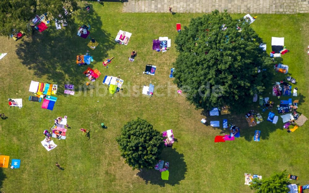 Bochum aus der Vogelperspektive: Badegäste auf den Liegewiesen in Bochum im Bundesland Nordrhein-Westfalen