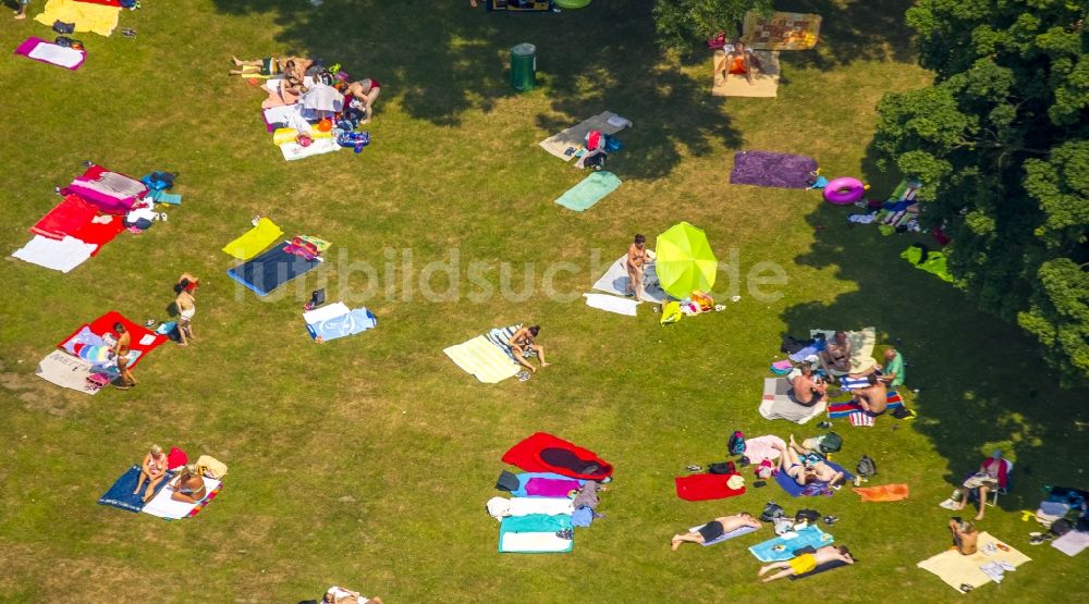 Luftaufnahme Bochum - Badegäste auf den Liegewiesen in Bochum im Bundesland Nordrhein-Westfalen