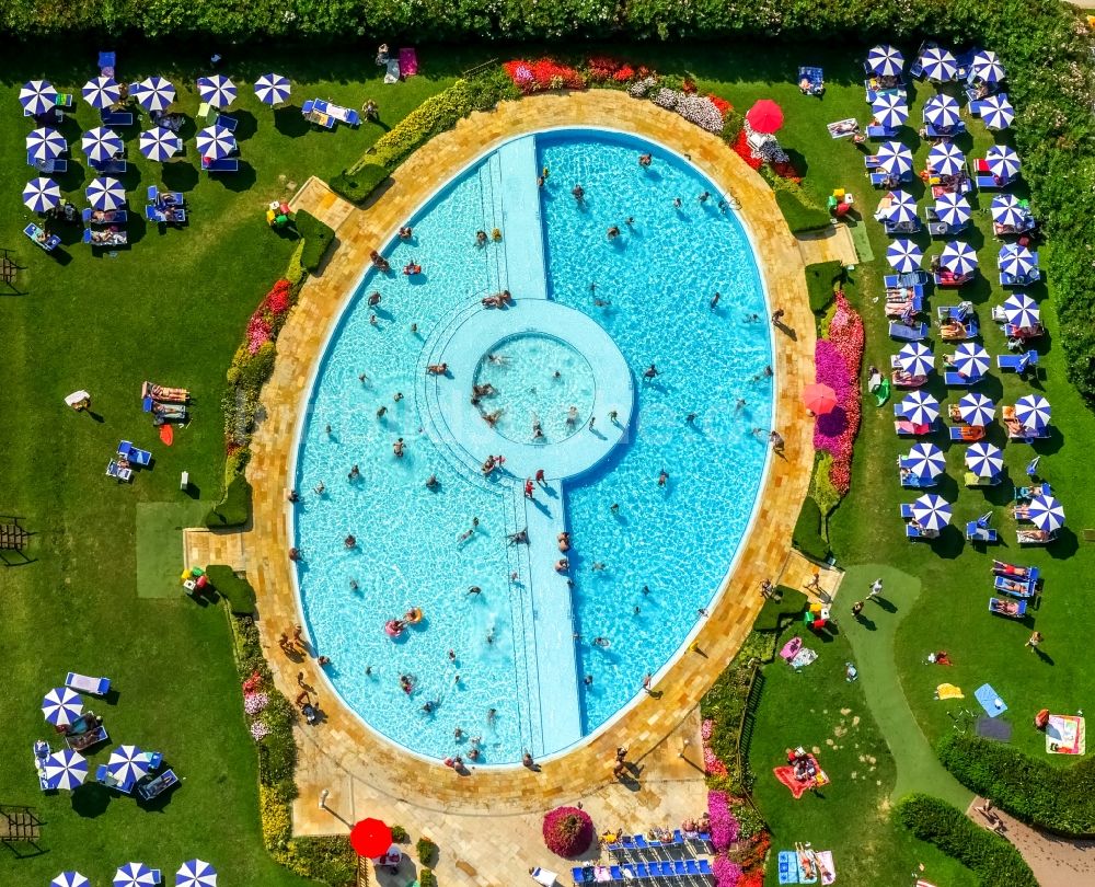 Luftaufnahme Lazise - Badegäste auf den Liegewiesen am Schwimmbecken vom Campingplatz La Quercia in Lazise in Veneto, Italien