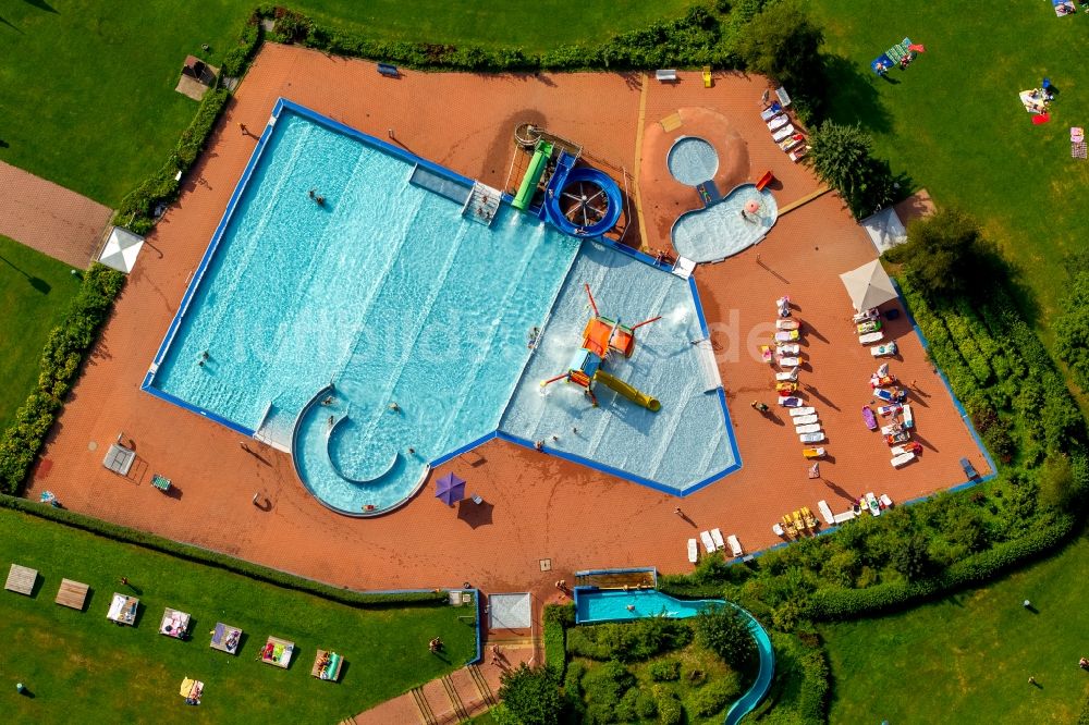 Luftaufnahme Hagen - Badegäste auf den Liegewiesen am Schwimmbecken des Freibad Hestert in Hagen im Bundesland Nordrhein-Westfalen