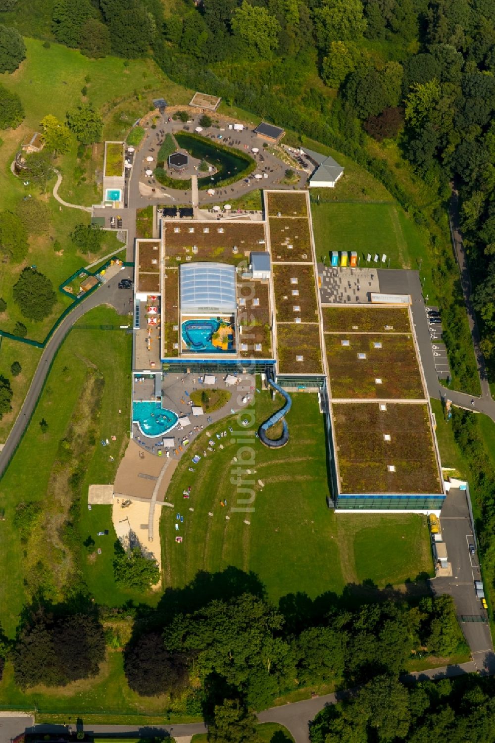 Hagen von oben - Badegäste auf den Liegewiesen am Schwimmbecken des Freibad Hestert in Hagen im Bundesland Nordrhein-Westfalen