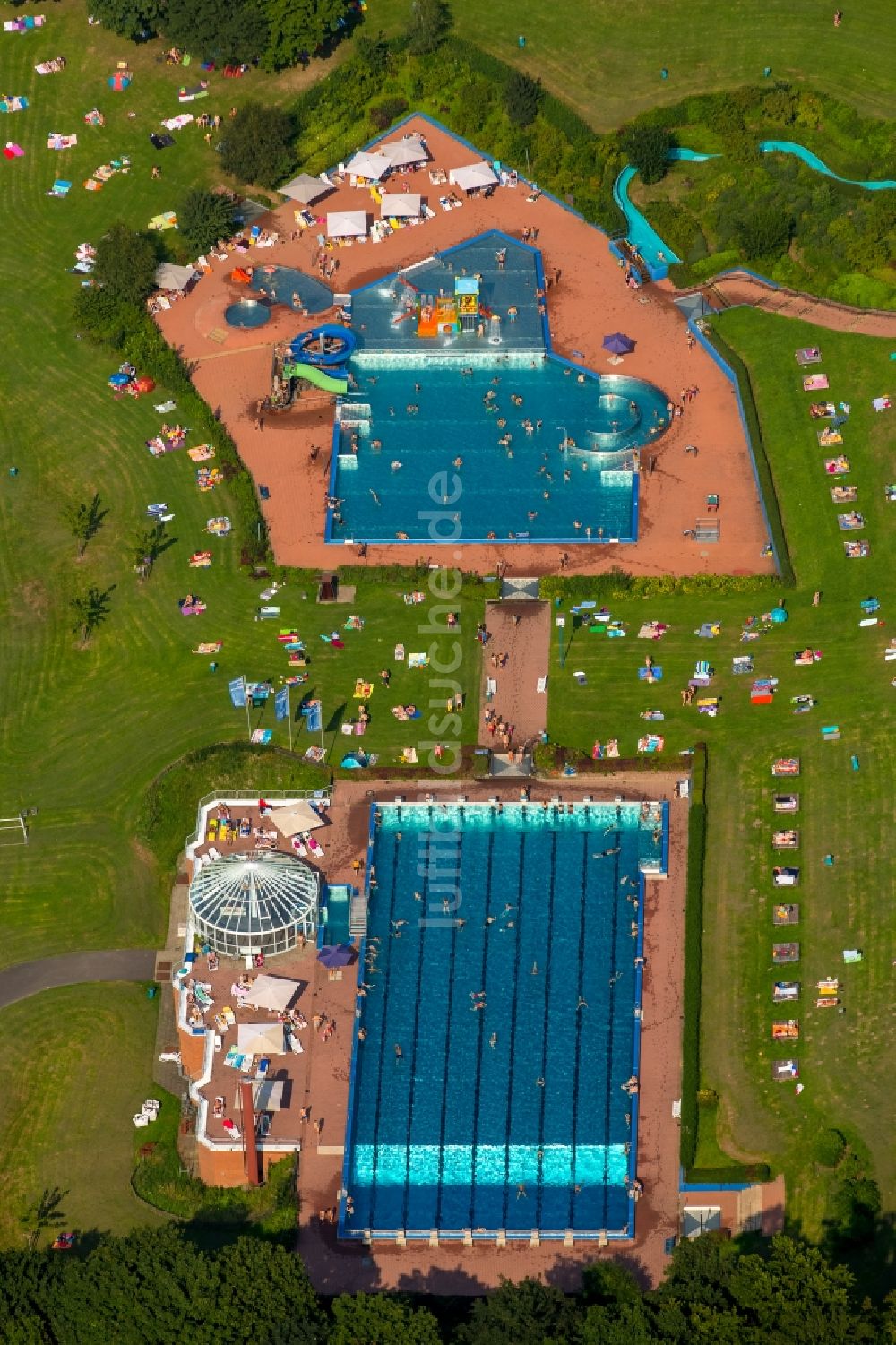 Luftaufnahme Hagen - Badegäste auf den Liegewiesen am Schwimmbecken des Freibad Hestert in Hagen im Bundesland Nordrhein-Westfalen