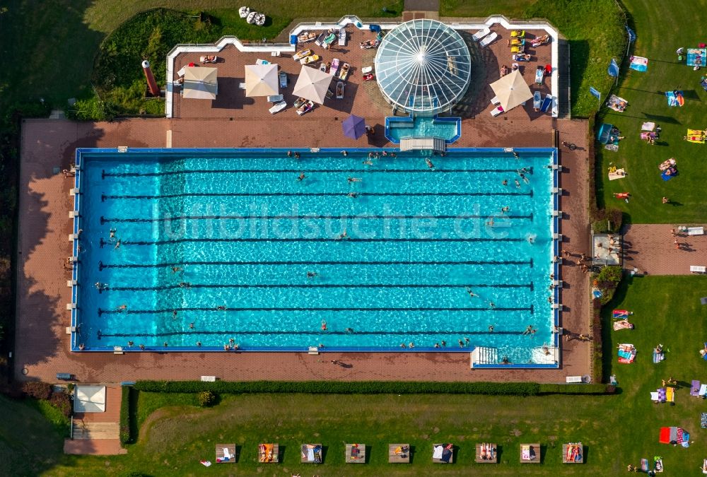 Hagen von oben - Badegäste auf den Liegewiesen am Schwimmbecken des Freibad Hestert in Hagen im Bundesland Nordrhein-Westfalen