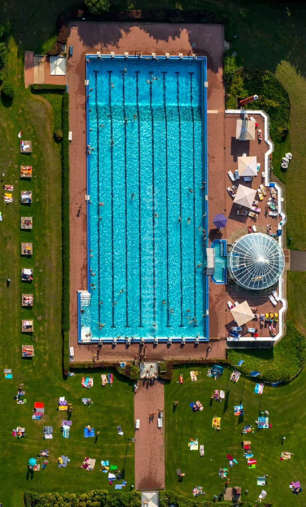 Hagen aus der Vogelperspektive: Badegäste auf den Liegewiesen am Schwimmbecken des Freibad Hestert in Hagen im Bundesland Nordrhein-Westfalen