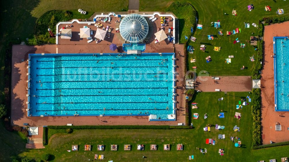 Luftbild Hagen - Badegäste auf den Liegewiesen am Schwimmbecken des Freibad Hestert in Hagen im Bundesland Nordrhein-Westfalen