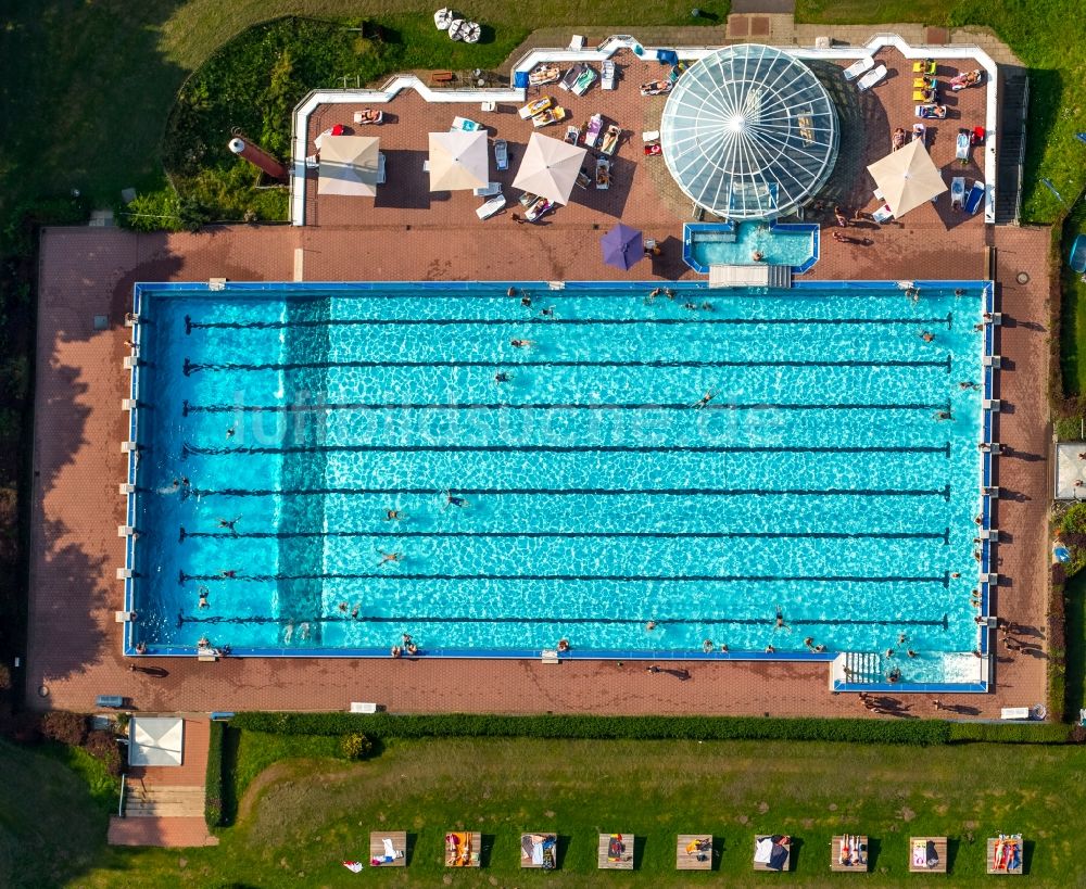 Luftaufnahme Hagen - Badegäste auf den Liegewiesen am Schwimmbecken des Freibad Hestert in Hagen im Bundesland Nordrhein-Westfalen