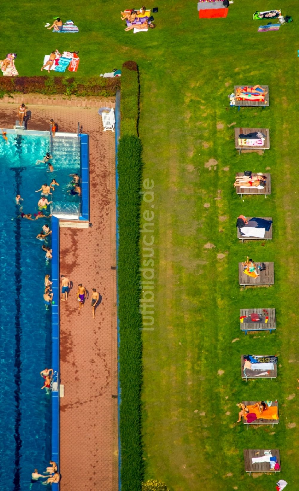 Hagen von oben - Badegäste auf den Liegewiesen am Schwimmbecken des Freibad Hestert in Hagen im Bundesland Nordrhein-Westfalen