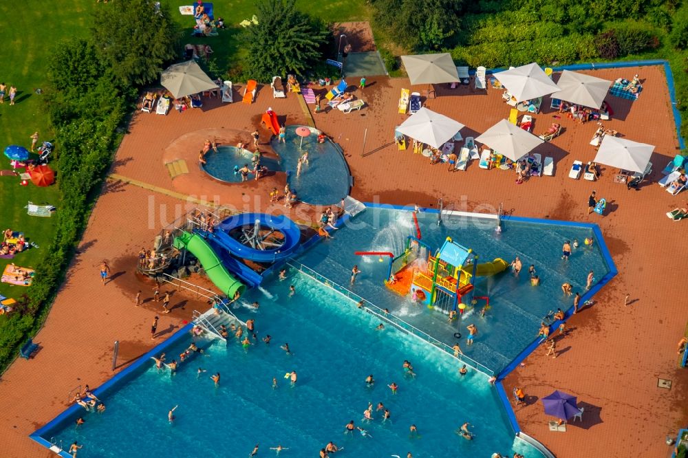 Luftbild Hagen - Badegäste auf den Liegewiesen am Schwimmbecken des Freibad Hestert in Hagen im Bundesland Nordrhein-Westfalen