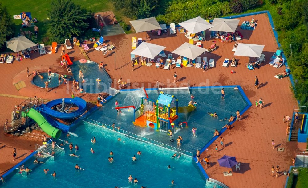 Luftaufnahme Hagen - Badegäste auf den Liegewiesen am Schwimmbecken des Freibad Hestert in Hagen im Bundesland Nordrhein-Westfalen