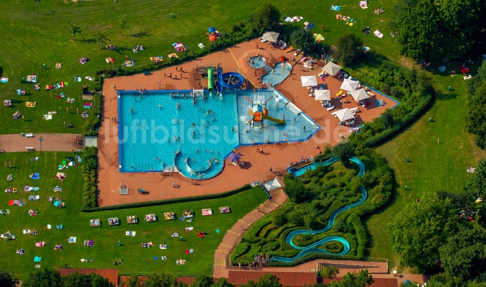 Hagen von oben - Badegäste auf den Liegewiesen am Schwimmbecken des Freibad Hestert in Hagen im Bundesland Nordrhein-Westfalen