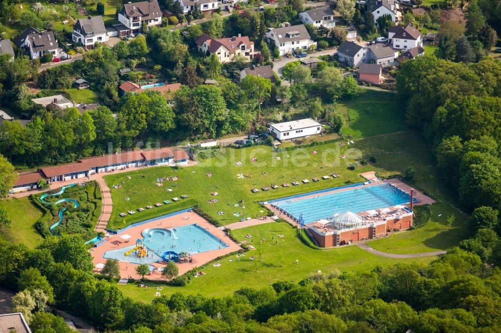 Hagen aus der Vogelperspektive: Badegäste auf den Liegewiesen am Schwimmbecken des Freibad Hestert in Hagen im Bundesland Nordrhein-Westfalen