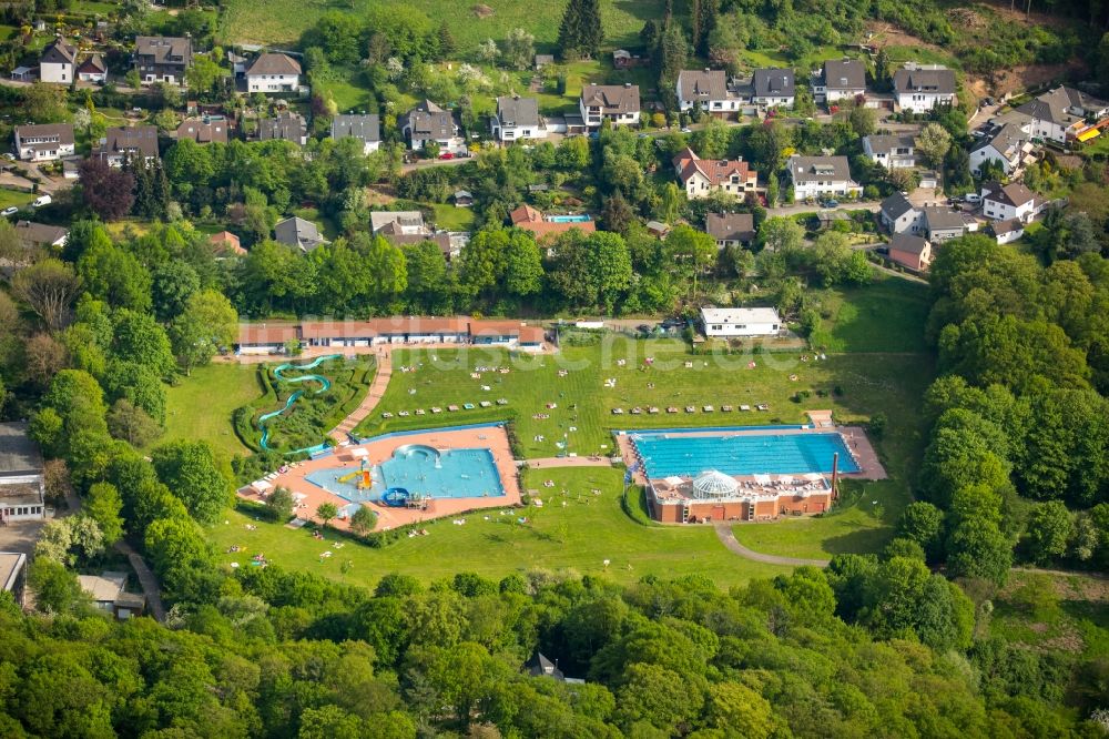 Luftbild Hagen - Badegäste auf den Liegewiesen am Schwimmbecken des Freibad Hestert in Hagen im Bundesland Nordrhein-Westfalen