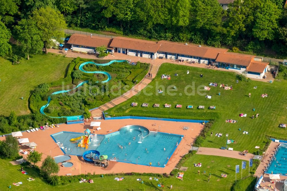 Luftaufnahme Hagen - Badegäste auf den Liegewiesen am Schwimmbecken des Freibad Hestert in Hagen im Bundesland Nordrhein-Westfalen