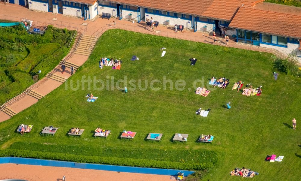 Hagen von oben - Badegäste auf den Liegewiesen am Schwimmbecken des Freibad Hestert in Hagen im Bundesland Nordrhein-Westfalen