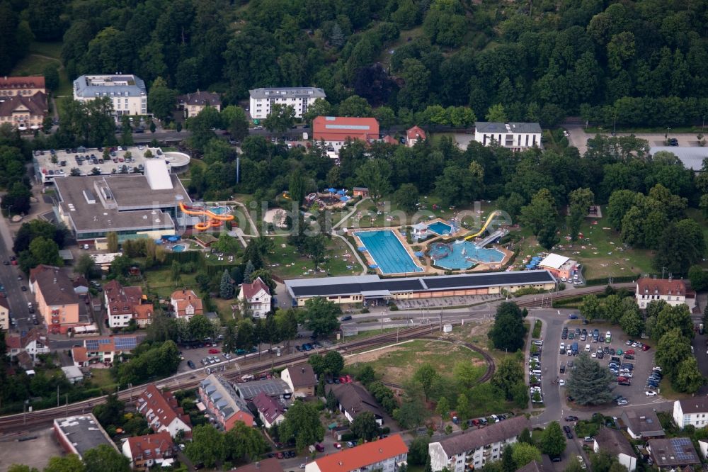 Luftbild Ettlingen - Badegäste auf den Liegewiesen am Schwimmbecken des Freibades Albgau Freibad in Ettlingen im Bundesland Baden-Württemberg